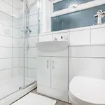 Platform Avenues Apartment 1 With Free Street Parking